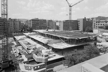 A Fehérvári úti piac építkezése a Skála Áruház tetejéről nézve, 1976. Forrás: Fortepan / Kádas Tibor