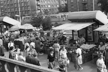 A Fehérvári úti piac Október huszonharmadika (Schönherz Zoltán) utcai oldala, 1982. Forrás: Fortepan / Magyar Rendőr