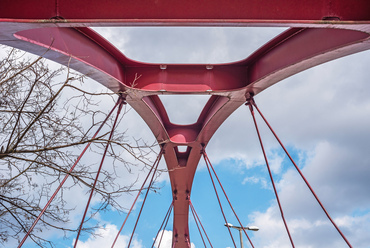 Az immár 18 éves híd ma is hibátlan állapotban van, a vörös festése több hasonló társával egyetemben, a napsugárzás hatására magenta színűvé változott.
