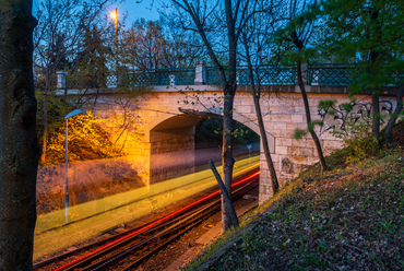 A budapesti fogaskerekű vasút Széchényi-hegyi végállomása előtt áll az Agancs út 6,7 méter nyílású hídja. Az eredeti, elkorrodált vasbeton lemezes felszerkezetét 2004-ben a Hídtechnika Kf.t szakemberei vasbeton dongaboltozatra cserélték.