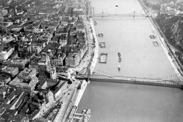 Dunafürdők sorakoznak a rakpart mentén 1930-ban. Forrás: Fortepan