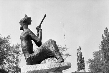Tihany, Kerényi Jenő Legenda című, 1963-ban felavatott szobra a rév melletti parkban. A háttérben a Kotsis Iván által tervezett révépület. Felvétel éve: 1964 / Forrás: Fortepan 256532, Közösségi Szociális Szövetkezet