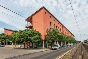 A Csernyánszky Gábor által tervezett 116 lakásos csepeli szociális bérház kimagaslik az elmúlt évtizedek hazai lakásépítésének mezőnyéből. Azért is egyedülálló, mert a tervező viszonylag szabad kezet kapott, ami tipológiai kísérletezést tett lehetővé. 