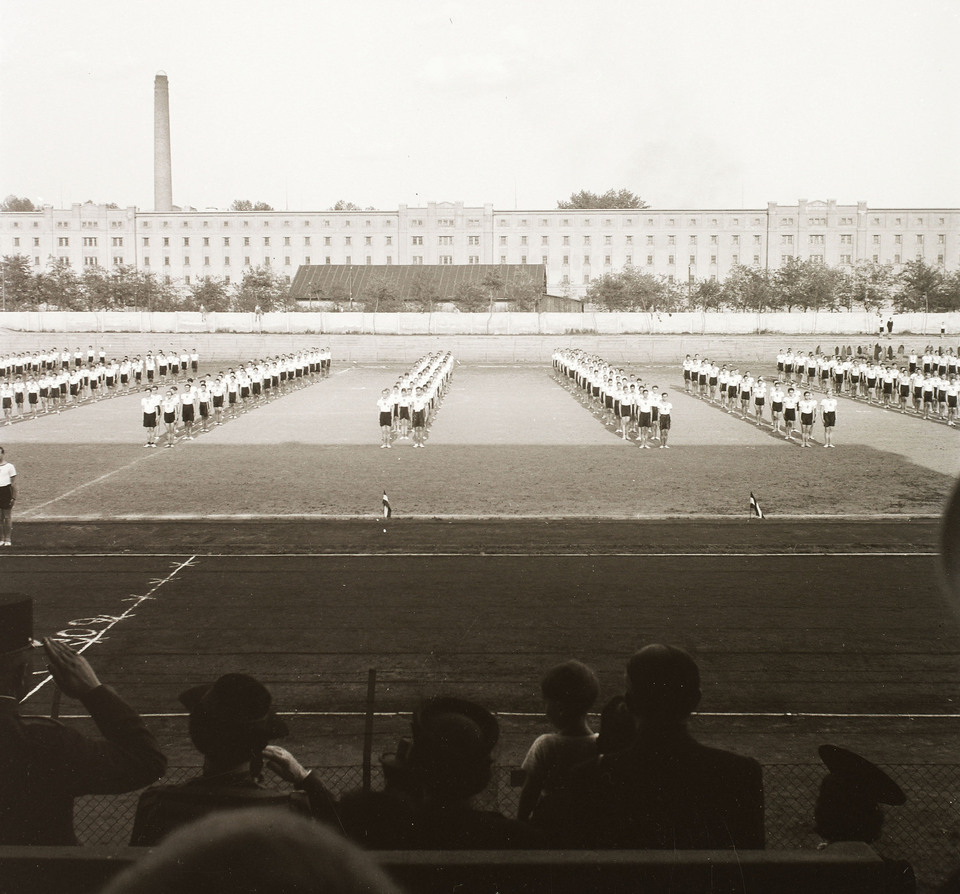 Kőrösy József (Mező) utca, BEAC sportpálya, háttérben a Lágymányosi dohánygyár épülete, 1940. Forrás: Fortepan / Ebner