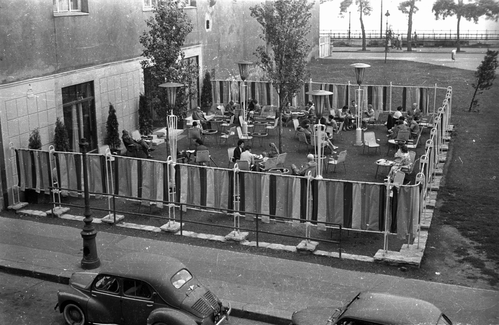 Dunagyöngye kerthelyiség a Duna Szálló északi falánál, a Dunakorzó és az Apáczai Csere János utca között. 1963 Forrás: Fortepan / Bauer Sándor