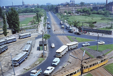 Nagyvárad tér, szemben az Orczy (Mező Imre) út, balra az Orczy kert (Asztalos János Ifjúsági Park), jobbra a Május 1 Ruhagyár, 1966. Forrás: Fortepan / FŐMTERV