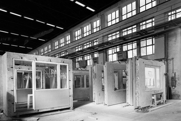 1964-ben kezdett termelni az ország első házgyára, amelyet még további tizenhat követett a következő 12 évben. A képen látható dunaújvárosi panelüzem a kisebbek közé tartozott. Forrás Fortepan/Főfotó
