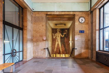 Az épület falait hat nagyobb képzőművészeti alkotás díszíti. Közülük a legközelebbről talán Konecsi György mozaikja figyelhető meg, az állomás két aluljáróját összekötő folyosón.