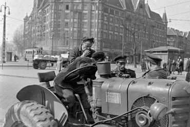 Nagyvárad tér, szemben az Üllői út 121., 1956. Forrás: Fortepan / Magyar Rendőr