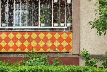 Az 1961 és 78 között épült békéscsabai Kazinczy-lakótelepen számtalan különféle mozaikkal díszített erkély színesíti az utcák képét.