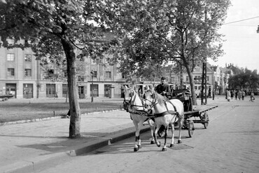 Lehel (Élmunkás) tér. A villamos takarásában a Ferdinánd (Élmunkás) híd felhajtója és a volt 1. sz. Vámhivatal épülete, 1952. Forrás: Fortepan / Magyar Rendőr