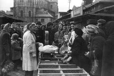 Lehel (Élmunkás) téri piac, háttérben a templom, 1956. Forrás: Fortepan / Juricza Tibor
