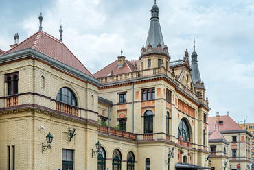 Pfaff Ferenc 1887-1907 közti főépítészi munkásságának ma is tucatnyi műemlék állomásépület állít emléket, Fiumétől Miskolcig. Az építész stílusára jellemző reneszánsz eklektikát mindenhol a helyi jellegzetességekhez igazította.