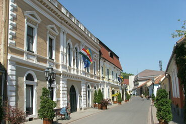 Rákóczi út, Tokaj. A kép bal oldalán a Tokaji Járási Hivatal és a Városháza épülete. Forrás: Wikimedia Commons, felhasználó: Stipkovits7 