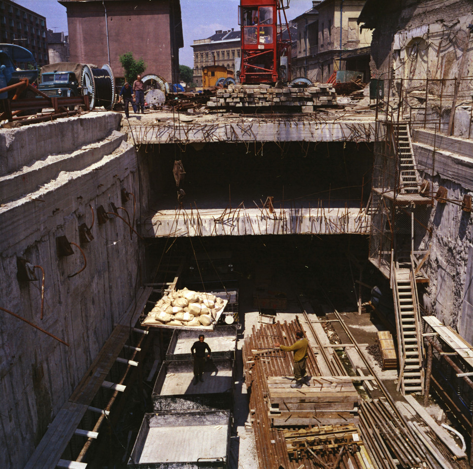 Üllői út a Nagyvárad térnél, a metró építkezési területe. Háttérben a daru mögött a Ludovika szárnyépülete, 1976. Forrás: Fortepan / FŐMTERV