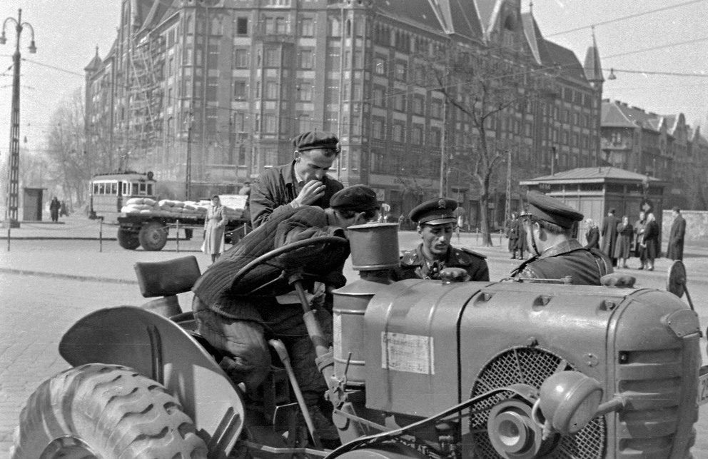 Nagyvárad tér, szemben az Üllői út 121., 1956. Forrás: Fortepan / Magyar Rendőr