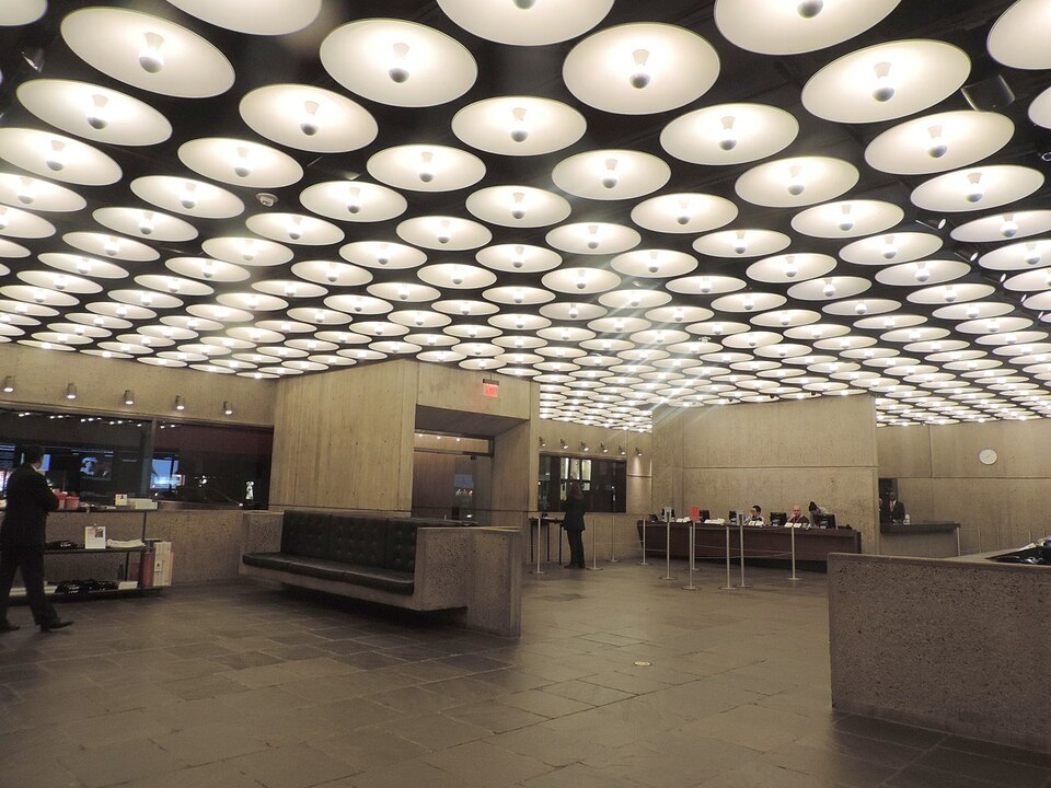 A Whitney Múzeum előcsarnoka 2016-ban. Forrás: Wikimédia Commons. 