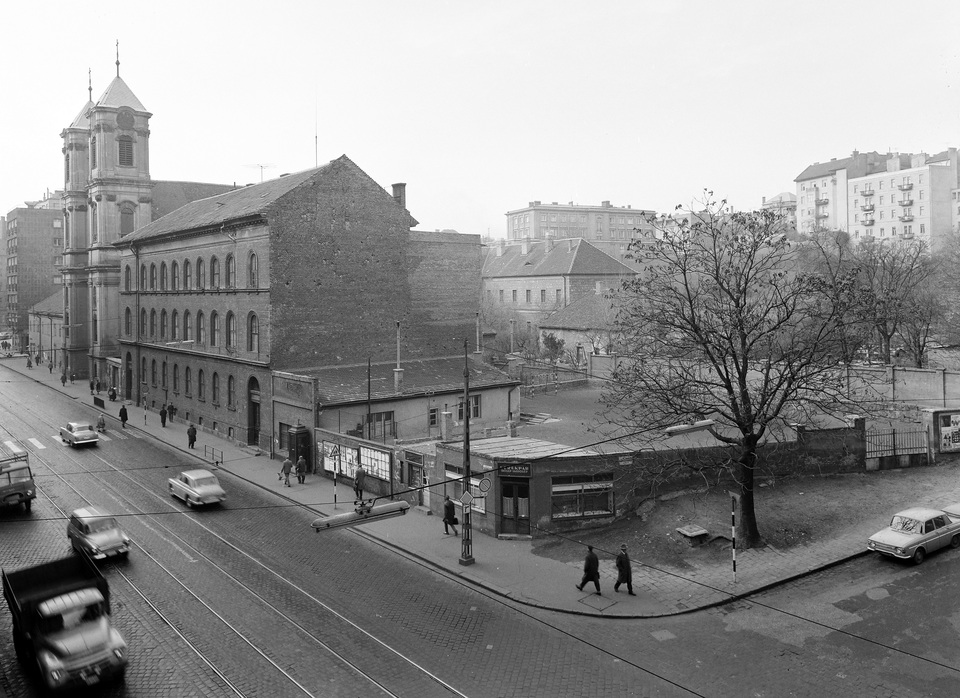 Margit körút (Mártírok útja) - Rómer Flóris utca sarok, 1968-as felvétel. Forrás: Fortepan / FŐFOTÓ