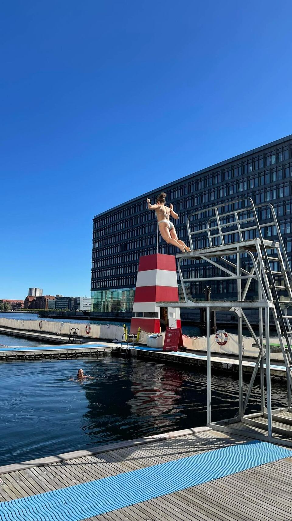 Koppenhága, Fisketorvet - kikötői fürdő a régi halpiac területén. Fotó: Sághegyi Adél Laura