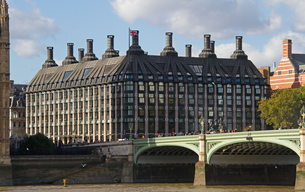 Hopkins Architects: Portcullis House. Forrás: Wikimedia Commons