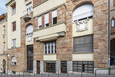 A modern templom közelében, a Rózsadomb tövében egészen más megközelítésben épült a Buday László utca 8. alatti lakóház. Révész Sámuel és Kollár József historozáló épülete a 19-20. század fordulóján formálódott utcaképbe simul.