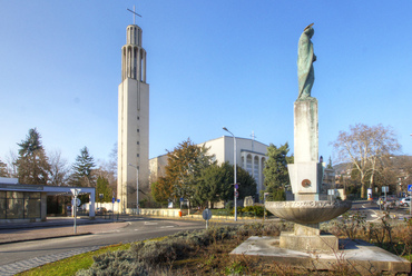 Szintén Budán áll a főváros másik modern temploma, a Pasaréti téren. Tervezője, a későbbi szocreál korszak jeles alkotója, az akkor mindössze 30 esztendős Rimanóczy Gyula, a városmajorihoz képest valamivel konzervatívabb külsőt szerkesztett.