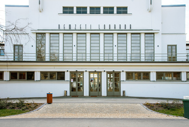 A korból nem maradhatott ki az art deco stílusa, amelynek viszonylag kevés igazán képviselőjét találjuk itthon. A Nemzeti Lovarda vasbeton csarnokának homlokzata közéjük tartozik.