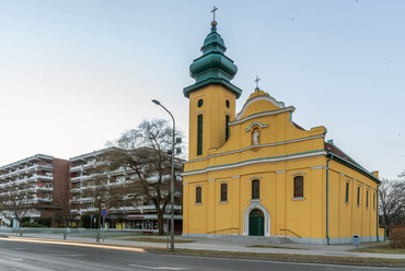 A főváros modern templomépítészete mellett tovább élt a neobarokk is. Egyik jellegzetes példája a középkori alapokra újjáépített ajkai Jézus Szíve Plébániatemplom.