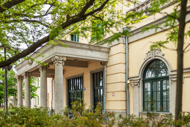 Az állomás bővítését a megyeszékhely fellendülő utasforgalma indokolta, így a városközpont melletti téren egy reprezentatív fogadóépület született, aminek szélső szárnyai is gazdagon díszítettek.