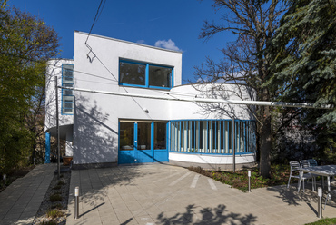 A teret hódító bauhaus iskola egyik legpatinásabb képviselője a budapesti Lejtő utcai Dálnoki-Kováts villa. Molnár Farkas műve az akkori milánói művészeti triennálén első díjat nyert. Mai állapota a korhű felújítás egyik legszebb példája.