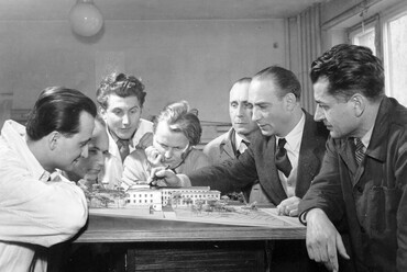 Gádoros Lajos, a Középület Tervező Intézet igazgatója kollégáinak bemutatja a Szinkron-műterem makettjét, 1953. Forrás: Fortepan / 11871