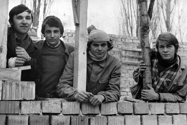 Erdély, Marosvásárhely, az építészeti szakliceum felső tagozatának diákjai műhelygyakorlat keretében bölcsődét építenek a November 7 negyedben, 1976. Forrás: Fotepan / Sütő András örökösei / 174620