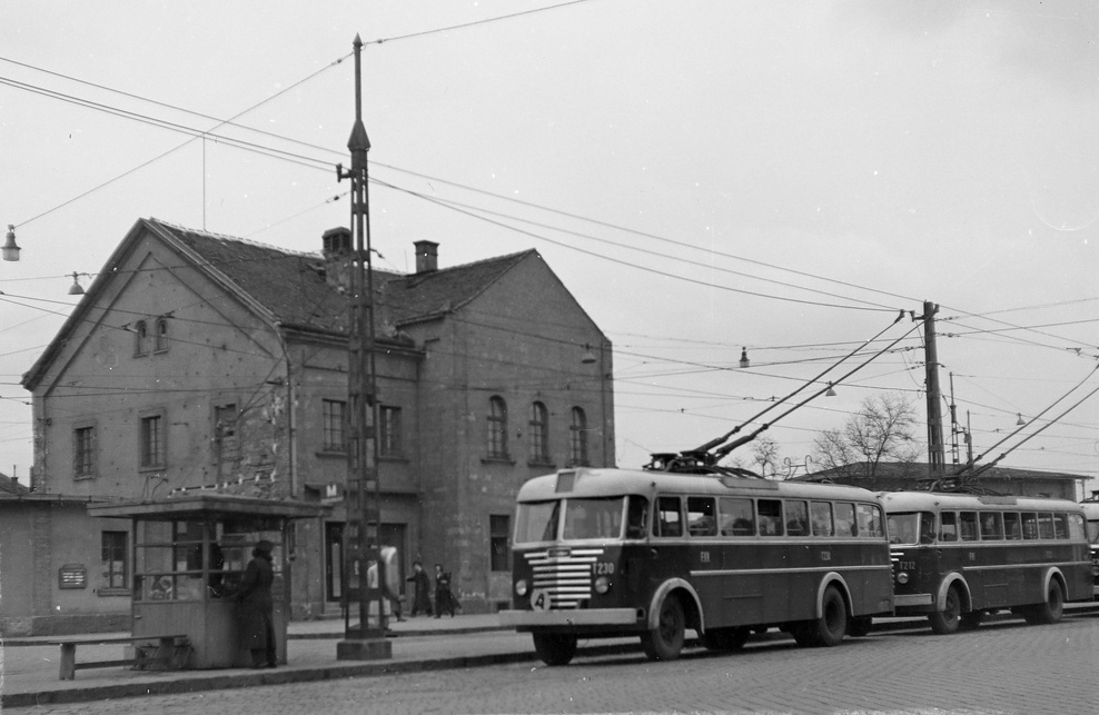 Trolivégállomás a Baross kocsiszín előtt, 1954-es felvétel. Forrás: Fortepan / Keveházi János