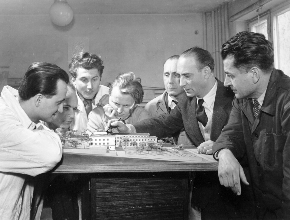 Gádoros Lajos, a Középület Tervező Intézet igazgatója kollégáinak bemutatja a Szinkron-műterem makettjét, 1953. Forrás: Fortepan / 11871