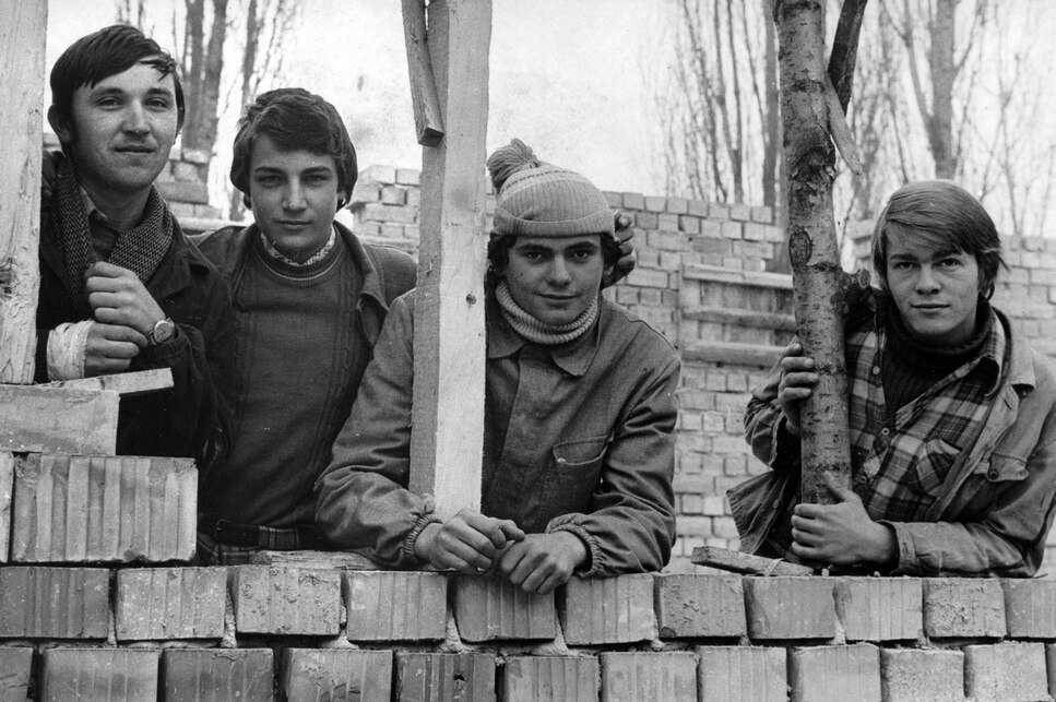 Erdély, Marosvásárhely, az építészeti szakliceum felső tagozatának diákjai műhelygyakorlat keretében bölcsődét építenek a November 7 negyedben, 1976. Forrás: Fotepan / Sütő András örökösei / 174620