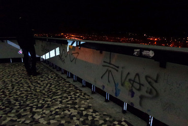 Az Avas kilátó mellvédje grafitival a jelenlegi felújítás előtt. Forrás: Balogh Attila
