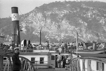 Visegrád gőzhajó a Belgrád rakparti hajóállomáson, háttérben a Gellért-hegy. Forrás: Fortepan / Berkó Pál
