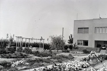 Balatonakarattya, a Hosszúmező utca és a Csaba utca sarkán álló nyaraló és kertje, Ormos Imre felvétele, 1939. / Fortepan, Ormos Imre Alapítvány
