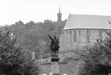 Miskolc, Erzsébet (Szabadság) tér, Kossuth szobor, háttérben a református templom az Avas oldalában és a kilátó, 1955. Forrás: Fortepan / Pálfi Balázs
