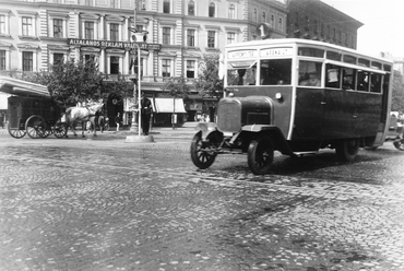 Oktogon, a busz a Városliget felől érkezik, 1927. Fortepan / Somlai Tibor
