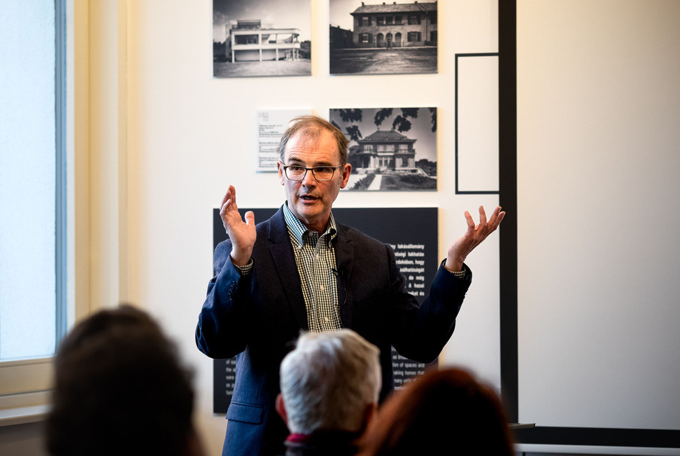 „A legfontosabb, hogy mennyire tudja a kiállítás a tágabb közönséget is megszólítani” –  Interjú Barry Bergdoll-lal, a Columbia Egyetem építészettörténet professzorával