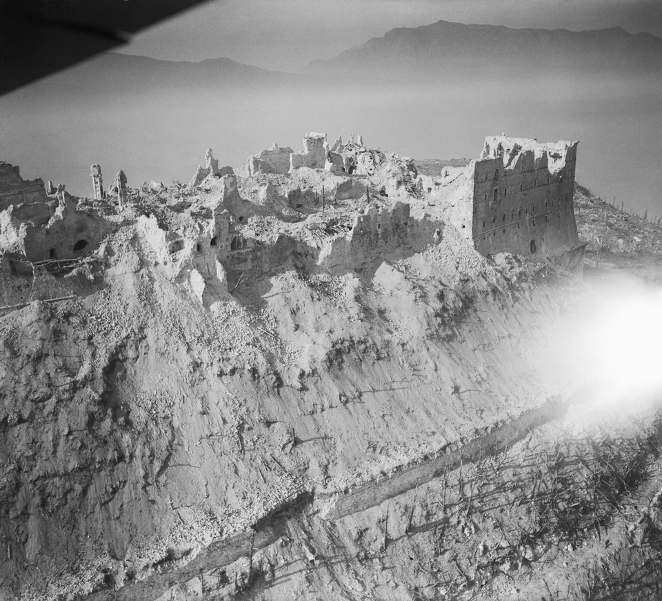 Monte Cassino, a II. világháború alatti rombolás után. Forrás: Wikimedia Commons / Baker (F/O), Royal Air Force official photographer