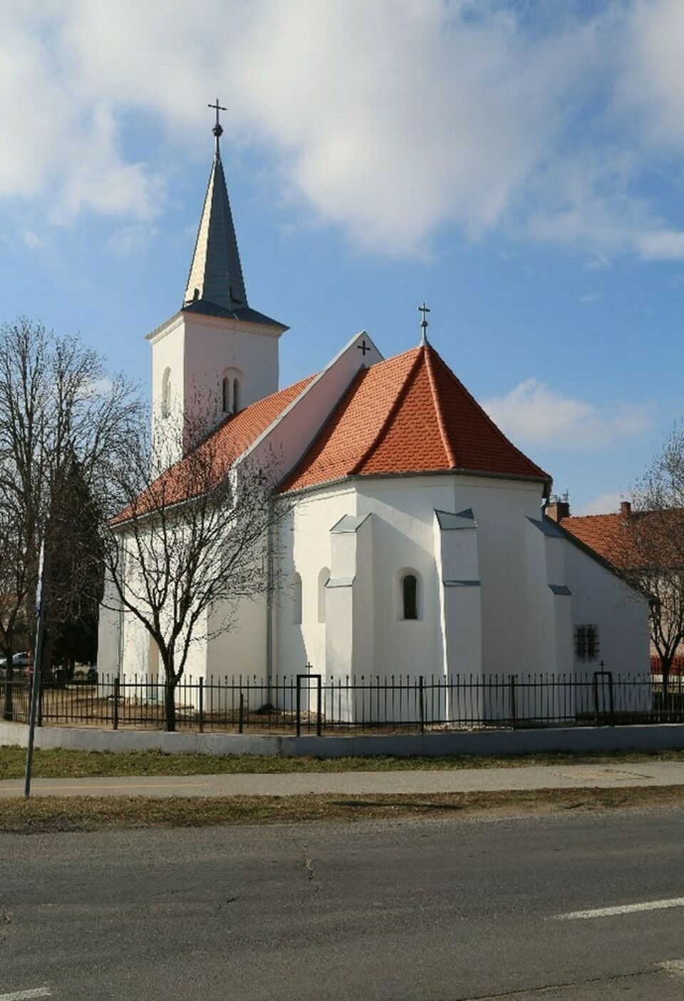 Máriapócsi Szeplőtelen Szűz Mária-templom. Forrás: Építészfórum archívum
