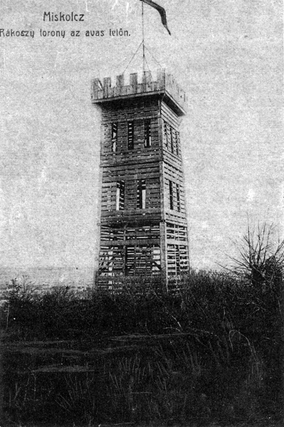 Rákóczi-torony régi képeslapon (ideiglenes faépítmény, 1906–1907), Avas, Miskolc. Forrás: Wikipedia
