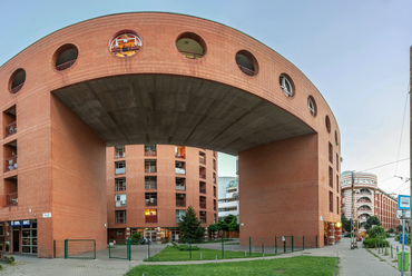 A kerek formák sorából építkező, téglákkal burkolt épületegyüttes talán leglátványosabb tagja a 2003-ra elkészült Csobánc Udvar.
