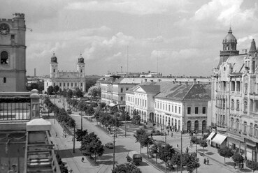 Piac utca (Vörös Hadsereg útja), szemben a Nagytemplom, 1955. Forrás: Fortepan / Kotnyek Antal
