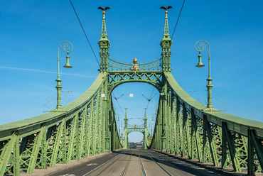 A híd 1896-ra készült el, még Ferenc József -híd néven, amit egészen 1946-ig viselt. Az október 4-én megtartott átadáson az utolsó, ezüstből készült szegecset maga az uralkodó verte be. 
