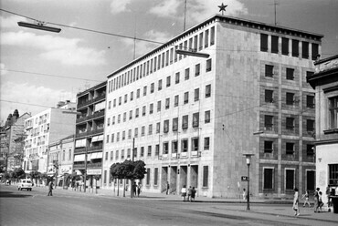 Piac utca (Vörös Hadsereg útja), szemben a Szent Anna utcánál (Béke útja) a Megyei Tanács (ma Belvárosi Irodaház) épülete, 1961. Forrás: Fortepan / Szánthó Zoltán
