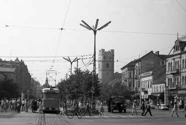 Piac utca (Vörös Hadsereg útja), szemben a református Kistemplom (Csonkatemplom), 1964. Forrás: Fortepan / Magyar Rendőr
