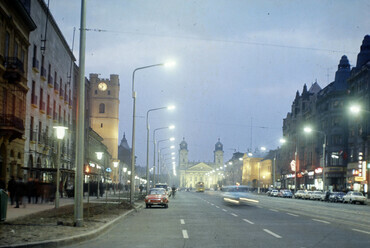 Piac utca (Vörös Hadsereg útja), balra a református Kistemplom (Csonkatemplom), háttérben a Református Nagytemplom, 1968. Forrás: Fortepan / Szalay Zoltán
